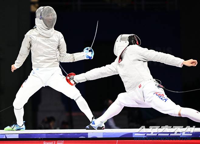 1일(한국시각) 프랑스 파리 그랑팔레에서 열린 2024 파리올림픽 펜싱 남자 사브르 단체전 한국(구본길 오상욱 박상원 도경동)과 헝가리의 결승전. 7바우트 구본길을 대신해 출전한 도경동이 상대를 압도하고 있다. 파리(프랑스)=정재근 기자 cjg@sportschosun.com/2024.8.1/