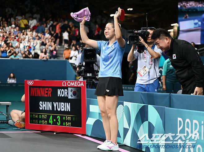 신유빈이 1일 오후 프랑스 사우스 파리 아레나에서 열린 파리올림픽 탁구 여자 단식 8강에서 '일본 에이스' 히라노 미우(세계 13위)에 풀게임 접전 끝에 게임스코어 4대3으로 승리했다. 신유빈이 울먹이고 있다. 파리(프랑스)=정재근 기자 cjg@sportschosun.com/2024.8.1/