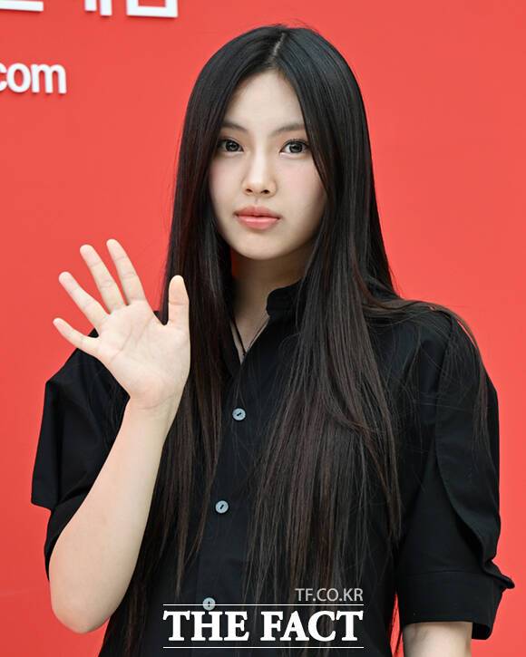 걸그룹 뉴진스 혜인이 1일 오후 서울 중구 현대백화점면세점 동대문점에서 열린 '에브리데이 현데이(EVERYDAY HYUNDAY)' 행사에 참석해 포즈를 취하고 있다. /이새롬 기자