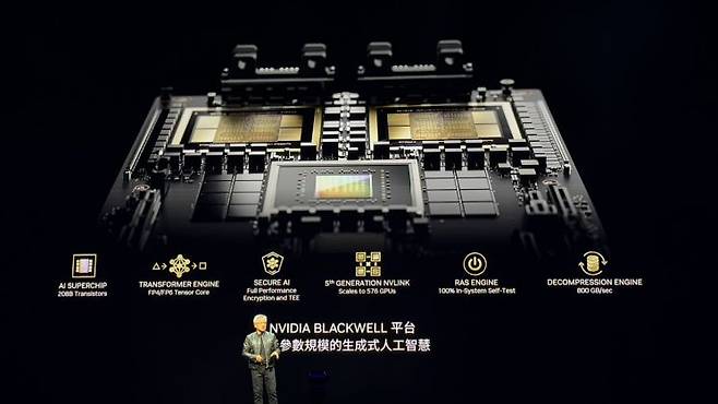 젠슨 황 엔비디아 CEO가 지난 6월 대만 컴퓨텍스2024 행사 기조연설에서 블랙웰에 대해 설명하고 있다. 사진=백종민 기자