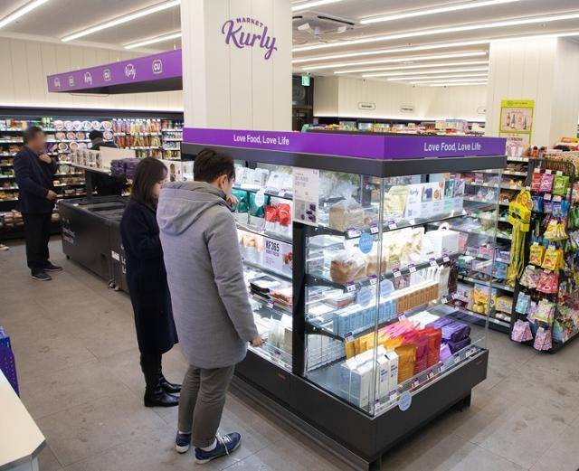 서울시 강남구 도곡동 CU 타워팰리스점 내 '컬리존'에서 고객들이 장을 보고 있다. CU는 2023년 12월 컬리와 제휴해 이 매장을 컬리 특화 편의점으로 개편했다. 매장 면적의 20%를 컬리존으로 마련했다. 정육·수산물 등 신선 식품은 물론 냉동 식품·밀키트까지 판매한다. CU 제공