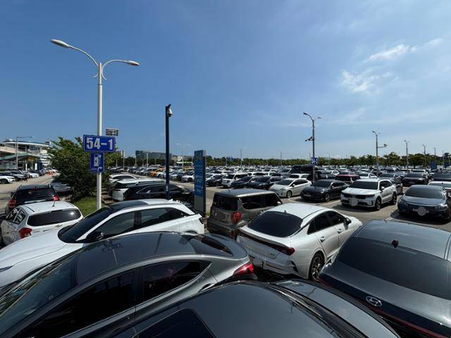 지난달 30일 오후 인천국제공항 제1여객터미널 장기주차장에 차량들이 이중주차돼 있다. 이환직 기자