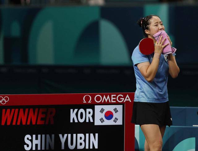 눈물을 흘리는 신유빈. 파리=서재훈 기자