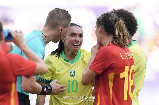 1일(한국시간) 열린 2024 파리 올림픽 여자 축구 조별리그 C조 스페인전에서 퇴장당한 뒤 눈물 흘리는 마르타(10번). 게티이미지