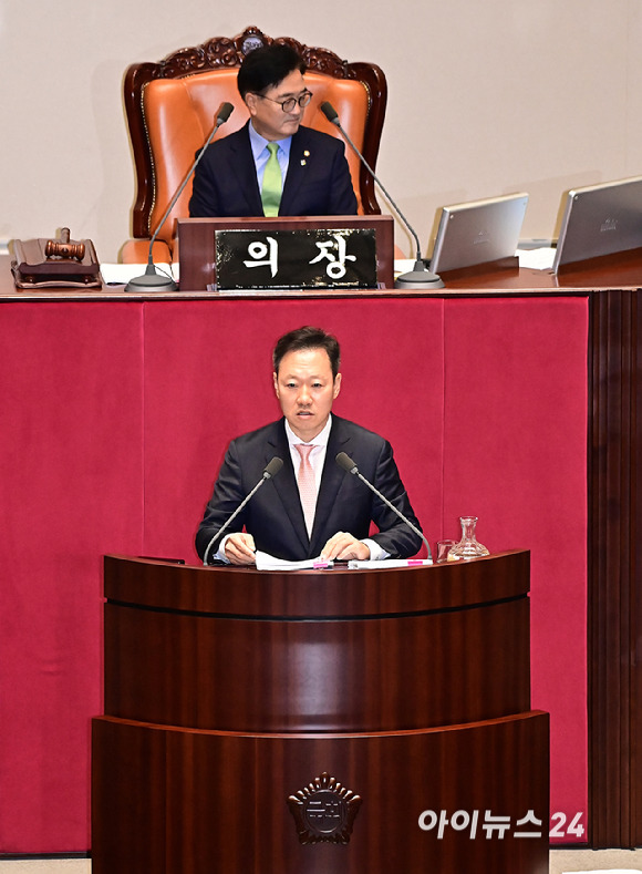 박수민 국민의힘 의원이 1일 오후 서울 여의도 국회 본회의에서 '전국민 25만원 지원법'(민생회복지원금 특별조치법)이 상정되자 필리버스터(무제한 토론)을 하고 있다. [사진=곽영래 기자]