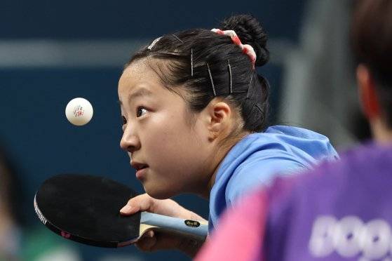 신유빈이 30일(현지시간) 열린 2024 파리올림픽 혼합복식 동메달 결정전에서 서브를 넣고 있다. 파리=김성룡 기자