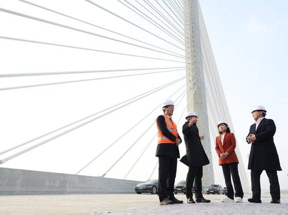 원희룡 국토교통부 장관이 서울 강동구 고덕대교 건설현장을 찾아 관계자에게 건설현황 등에 대한 설명을 듣고 있다. [연합뉴스]