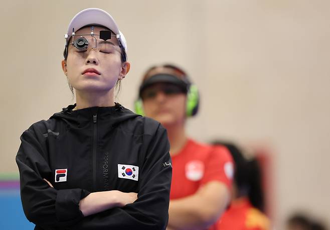 2024파리올림픽 사격 여자 10m 공기권총 금메달 결정전이 열린 28일(현지시간) 프랑스 샤토루 CNTS 사격장에서 김예지가 호흡을 고르고 있다. 2024.7.28 샤토루=올림픽사진공동취재단/SDH