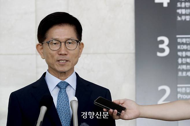 김문수 고용노동부 장관 내정자가 1일 인사청문회 준비사무실이 있는 서울 강남구 강남고용노동지청에서 기자들의 질문에 답하고 있다. 문재원 기자