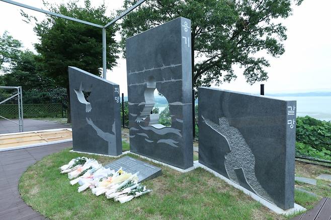 A monument titled "Courage for Freedom" was unveiled at the Odusan Unification Tower in the border city of Paju on Thursday. It honors the bravery of North Korean defectors and commemorates North Koreans who perished while attempting to escape. (Ministry of Unification)