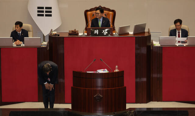 국민의힘 박수민 의원이 1일 오후 열린 국회 본회의에서 야당이 단독 의결한 '전국민 25만원 지원법'(민생회복지원금 특별조치법), '노란봉투법'(노동조합·노동관계조정법) 등 각 법안이 상정되자 반대하는 필리버스터(무제한 토론을 통한 합법적 의사진행 방해)를 시작하며 인사하고 있다. 연합뉴스