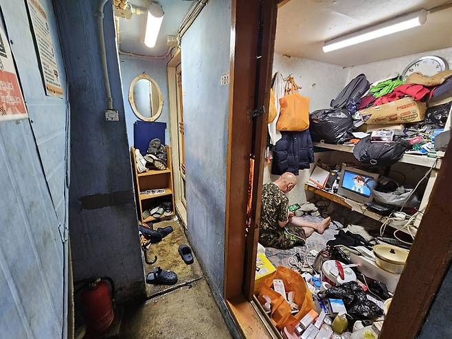 480명이 거주 중인 돈의동 쪽방촌에는 2~3평 남짓한 방에서 에어컨이 없이 선풍기 한 대로 폭염을 버텨내는 주민들이 있다. [사진=지혜진 기자]