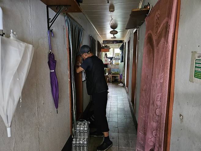 지난 29일 방문한 영등포 쪽방촌. 20년째 영등포 쪽방촌에 거주 중인 주민 이동규 씨(60)가 본인의 방을 소개해 주고 있다. 2층짜리 건물에는 총 7개의 방이 개미굴처럼 모여 있지만, 복도에도 에어컨은 설치돼 있지 않다. [사진=지혜진 기자]