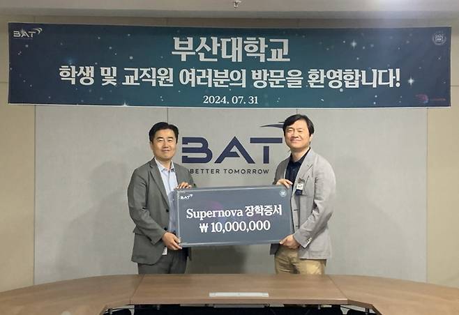 BAT사천공장 김지형 공장장(좌)과 부산대학교 기계공학부 안석영 학부장(우)이 기념 사진을 촬영하고 있다. [사진출처=BAT로스만스]