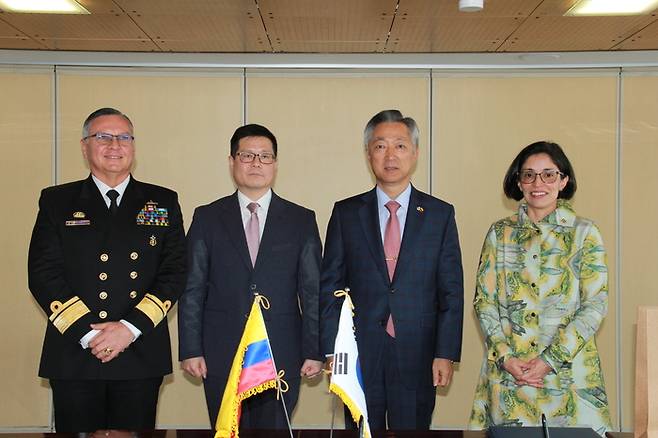 지난달 31일(현지시간) 로스안데스(Los Andes) 대학에서 열린 LIG넥스원, 콜롬비아 해군, 로스안데스대간 3자 협력을 위한 양해각서(MOU) 체결식에서  콜롬비아 해군사령부 하비에르 알폰소 하이메스 삐니야 교육부장(맨 왼쪽부터) , LIG넥스원 한태민 중남미대표사무소장, 주콜롬비아 대한민국 대사관 이왕근 대사, 로스안데스 대학 히메나 우르따도 쁘리에또 부총장 등 주요 관계자들이 기념촬영을 하고 있다.<LIG넥스원>