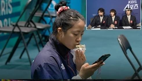 엄마가 싸주신 주먹밥을 먹는 신유빈. 사진|KBS