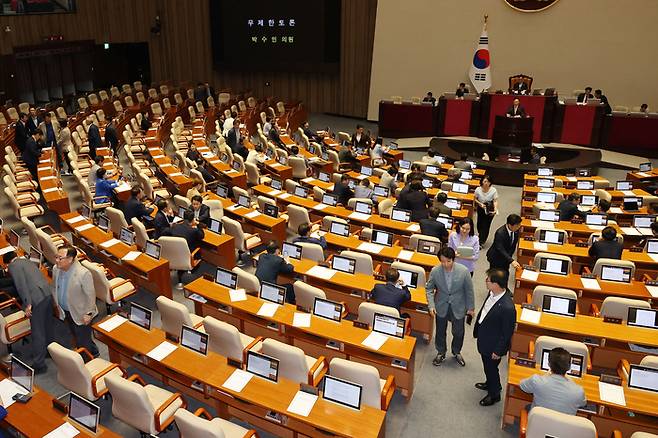 1일 오후 열린 국회 본회의에서 야당이 단독 의결한 ‘전국민 25만원 지원법(민생회복지원금 특별조치법)’, ‘노란봉투법(노동조합·노동관계조정법)’ 등 각 법안이 상정된 후 박수민 국민의힘 의원이 반대하는 필리버스터를 시작, 야당 의원들이 이석하고 있다. [사진 출처 = 연합뉴스]