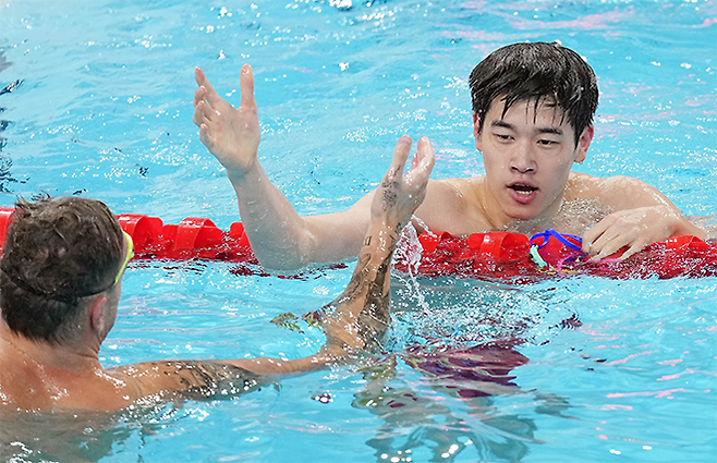 판잔러가 2024 파리올림픽 자유형 100m 우승 후 은메달을 획득한 카일 차머스와 악수하고 있다. 사진=Xinhua=연합뉴스 제공