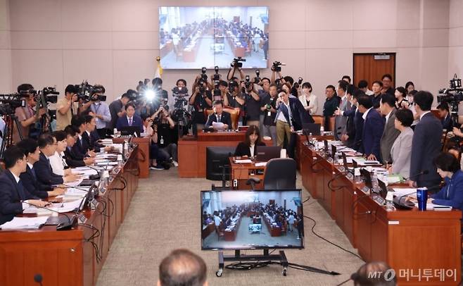 정청래 국회 법제사법위원회 위원장이 31일 오전 서울 여의도 국회에서 열린 법제사법위원회 전체회의에서 '전국민 25만원 지원법', '노란봉투법'을 표결 처리하자 국민의힘 의원들이 일어나 항의하고 있다. 2024.07.31. /사진=뉴시스