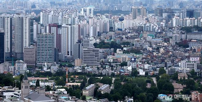 서울 용산구 남산에서 서울 도심 아파트가 보이고 있다./사진=뉴시스