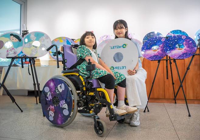 디자이너와 함께 꾸민 친환경 소재 스포크 가드를 선보이는 어린이