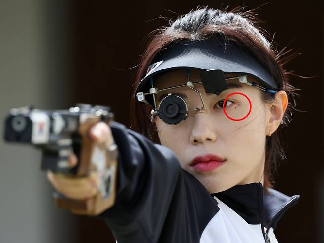 대한민국 사격 국가대표팀 김예지가 지난 5월 '2024 파리 올림픽' 전 진천국가대표선수촌 훈련장에서 연습 중 자세를 취하고 있다. /2024.05.27. /사진=뉴시스