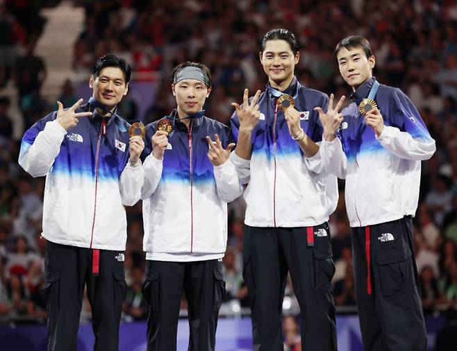 한국 선수단이 2024 파리올림픽 5일차까지 금메달 6개를 따내며 당초 기대 이상의 성과를 올리고 있다. 사진은 1일 오전(한국시각) 펜싱 남자 사브르 단체전에서 금메달을 딴 선수들이 시상대에서 기뻐하는 모습. /사진=뉴시스