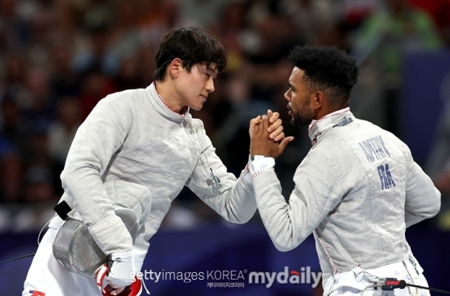 한국 펜싱 대표팀 오상욱이 프랑스 펜싱 대표팀 아피티와 악수를 하고 있다./게티이미지코리아