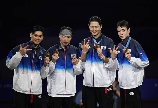 31일(현지시간) 프랑스 파리 그랑팔레에서 열린 2024파리올림픽 펜싱 남자 사브르 단체전 결승 한국과 헝가리의 경기. 헝가리를 꺾고 금메달을 획득한 대표팀이 시상식에서 기념사진 촬영을 하고있다.(왼쪽부터) 구본길, 박상원, 오상욱, 도경동 2024.7.31 파리=이상섭 기자