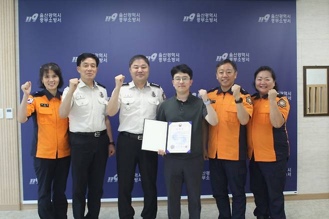 [울산=뉴시스] 울산 중부소방서는 구급대원의 전문성 확보와 구급활동 품질향상을 위해 울산대학교병원 응급의학과 황정성 전문의를 구급지도의사로 위촉한다고 밝혔다. (울산중부소방서 제공) *재판매 및 DB 금지