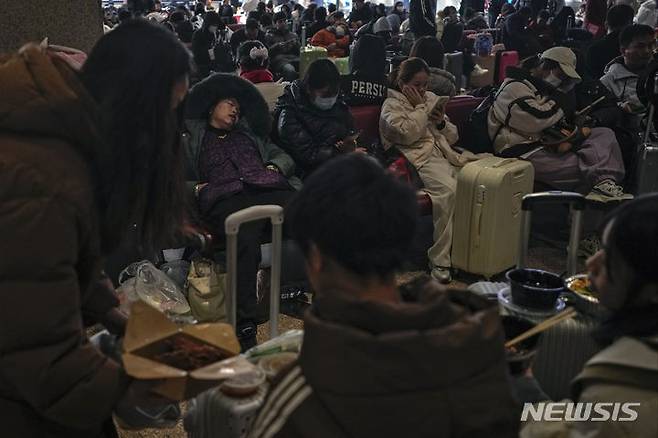 [베이징=AP/뉴시스] 중국 국무원이 호구제를 완화하는 내용을 담은 '사람 중심의 새로운 도시화 전략을 위한 5개년 행동 계획'을 마련해 각 지방정부 등에 통지했다고 지난달 31일 밝혔다. 사진은 춘절 연휴를 앞둔 지난 2월 7일 중국 베이징의 한 기차역에서 열차를 기다리는 귀성객들의 모습. 2024.8.1