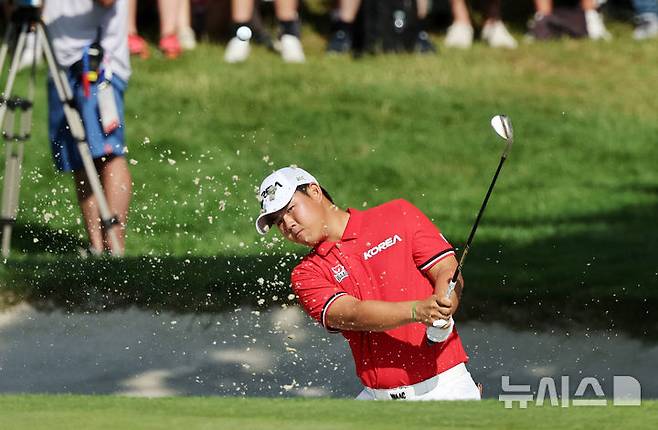[기앙쿠르(프랑스)=뉴시스] 김진아 기자 = 김주형이 1일(현지시각) 프랑스 기앙쿠르 르 골프 나쇼날에서 열린 2024 파리 올림픽 골프 남자 스트로크 플레이 1라운드에서 3번홀 벙커샷을 하고 있다. 2024.08.01. bluesoda@newsis.com