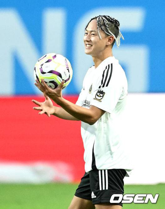 [OSEN=서울월드컵경기장, 이대선 기자] 31일 오후 서울월드컵경기장에서 쿠팡플레이 시리즈 토트넘 VS 팀 K리그 경기가 열렸다.토트넘은 지난 2022년 손흥민과 함께 방한해 팀 K리그, 세비야와 친선경기를 진행했다. 이번에는 팀 K리그에 이어 김민재가 뛰고 있는&nbsp;바이에른 뮌헨과 맞붙는다.경기에 앞서 팀 K리그 이승우가 훈련을 하고 있다. 2024.07.31 /sunday@osen.co.kr