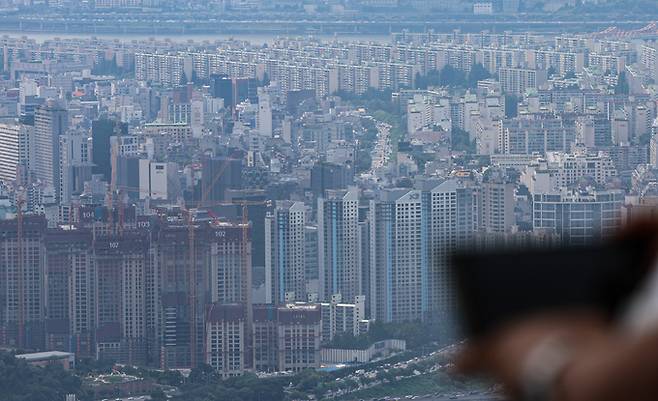 지난달 30일 서울 송파구 롯데월드타워 스카이전망대에서 바라본 강남 3구 (강남·서초·송파구) 아파트단지. 뉴스1