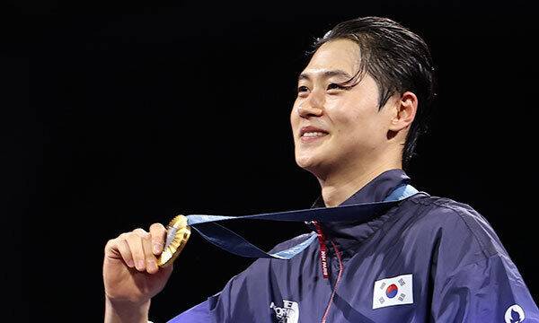 지난달 27일(현지시간) 프랑스 파리 그랑 팔레에서 열린 2024 파리올림픽 펜싱 남자 사브르 시상식에서 금메달을 차지한 오상욱이 메달을 들어보이고 있다. 파리=연합뉴스