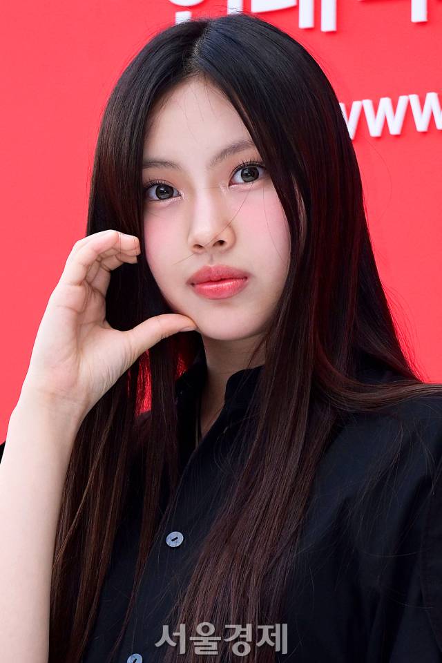 그룹 뉴진스(New Jeans) 혜인이 1일 오후 서울 중구 현대백화점면세점 동대문점에서 진행된 경품 프로모션 포토콜에서 포즈를 취하고 있다. 김규빈 기자 2024.08.01