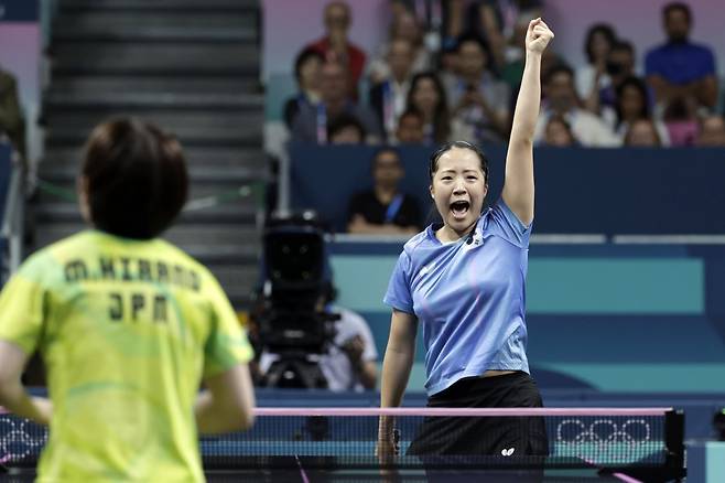 신유빈이 1일(한국시간) 사우스파리아레나에서 열린 2024파리올림픽 탁구 여자단식 8강전에서 일본의 히라노 미우에게 점수를 뽑은 뒤 환호하고 있다. 파리｜뉴시스