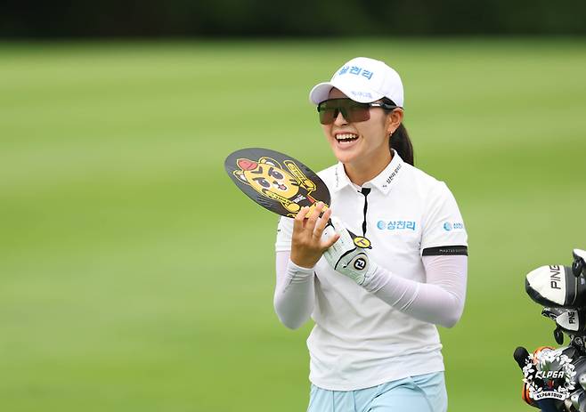 유현조가 1일 제주도 제주시  블랙스톤 제주 골프장에서 열린 KLPGA 투어 제주삼다수 마스터스 1라운드 1번홀(파5)에서 세컨샷을 홀 가까이에 붙인 뒤 부채를 들고 함박웃음을 짓고 있다. 유현조는 여기서 이글을 잡고 출발해 공동선두로 마쳤다. ｜KLPGA 제공