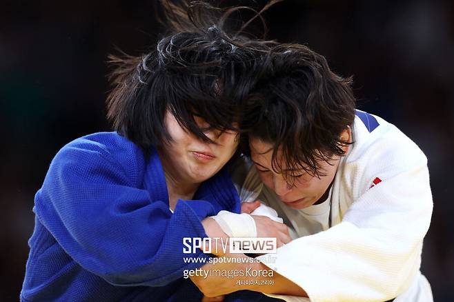 크리스타 데구치는 1일(이하 한국시간) SNS를 통해 "댓글을 읽었더니 슬픈 감정이 든다. 내가 상대했던 선수들에게 미안한 느낌이 든다"며 "당신들이 아끼는 선수를 보호하려는 마음은 이해한다. 그러나 어떤 국가도, 어떤 선수도, 어떤 사람들도 의미 없는 싸움을 반기지 않을 것이다"라고 말했다.