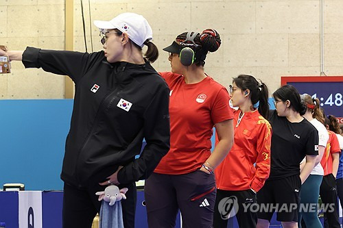 미국 매체 CNN은 31일(한국시간) 대한민국 사격 선수 김예지가 2024 파리 올림픽에 참가한 후 사회관계망서비스(SNS)에서 폭동을 일으키고 있다고 보도했다. 파리 올림픽에서 여자 10m 공기권총 은메달을 목에 건 김예지는 카리스마 넘치는 사격으로 전 세계 누리꾼들을 열광시키고 있다. 한 팬이 SNS에 올린 김예지의 사격 장면 조회수는 3400만회를 돌파했고 세계적인 부호 일론 머스크가 댓글을 달기도 했다. BBC 스포츠도 올림픽에서 가장 멋진 선수라며 김예지를 주목했다. 연합뉴스