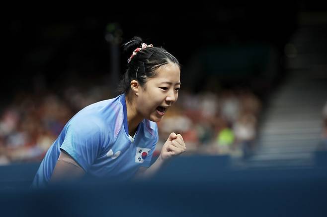 한국 여자 탁구의 간판 신유빈이 프랑스 파리의 사우스 파리 아레나4에서 열린 2024 파리 올림픽 탁구 여자 단식 8강전에서 세계랭킹 13위 일본의 히라노 미우를 게임 스코어 4-1로 꺾고 준결승에 진출했다. 이번 대회 혼합복식 동메달에 이어 개인전에서도 메달 획득을 노려볼 수 있게 됐다. 한국 여자 탁구는 2004 아테네 올림픽 이후 2008 베이징, 2012 런던, 2016 리우데자네이루, 2020 도쿄 대회 단식에서 메달을 수확하지 못했다. 사진 연합뉴스