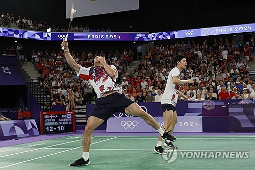 서승재-강민혁 조가 1일 프랑스 파리 포르트드라샤펠 경기장에서 열린 2024 파리 올림픽 배드민턴 남자복식 8강전에서 세계 2위 킴 애스트럽-아네르스 스카럽 라스무센 조(덴마크)에 0-2로 무릎을 꿇었다. 덴마크 조가 세계랭킹이 높긴 하지만 서승재-강민혁 조는 두 차례 맞대결에서 1승 1패를 기록했기 때문에 이기지 못할 상대는 아니었으나 이날은 고비처에서 역전을 당하는 등 힘을 쓰지 못했다. 연합뉴스