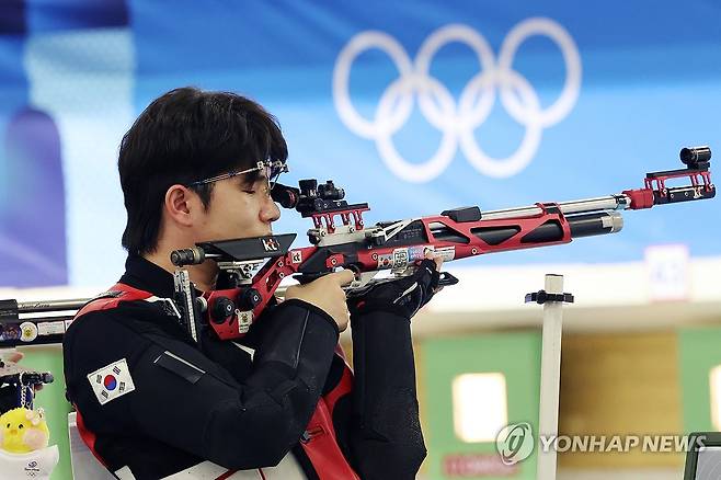 사격 박하준 '침착하게' (샤토루[프랑스]=연합뉴스) 임화영 기자 = 27일(현지시간) 프랑스 샤토루 슈팅 센터에서 열린 2024 파리올림픽 사격 공기소총 10m 혼성 본선에서 박하준이 과녁을 조준하기 전 숨을 고르고 있다. 2024.7.27 hwayoung7@yna.co.kr