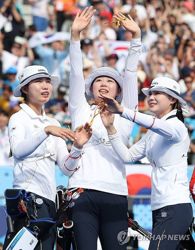 한국 양궁의 전설은 계속된다 (파리=연합뉴스) 김도훈 기자 = 올림픽 10연패를 달성한 한국 여자 양궁대표팀 남수현, 임시현, 전훈영이 28일(현지시간) 프랑스 파리 레쟁발리드 양궁 경기장에서 열린 2024 파리올림픽 양궁 여자단체 결승전에서 우승을 확정지은 뒤 기뻐하고 있다. 2024.7.29 superdoo82@yna.co.kr