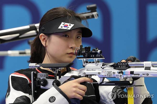 반효진 '금메달 장전 완료' (샤토루[프랑스]=연합뉴스) 임화영 기자 = 29일(현지시간) 프랑스 샤토루 슈팅 센터에서 열린 2024 파리올림픽 사격 공기소총 10m 여자 결선에 앞서 진행된 5분 연습에서 반효진이 과녁을 조준하기 위해 총알을 장전하고 있다.
    한국 사격 대표팀 역대 최연소 선수인 반효진은 우리나라 역대 하계 올림픽 100번째 금메달의 주인공이 됐다. 2024.7.29 hwayoung7@yna.co.kr