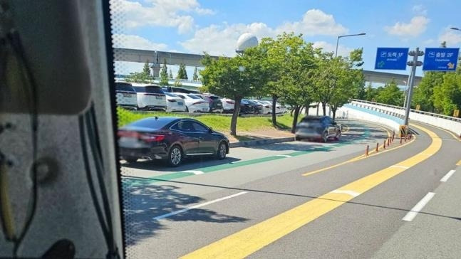 김해공항 도착층 진입로에 주차된 차량 [온라인 커뮤니티 갈무리. 재판매 및 DB 금지]