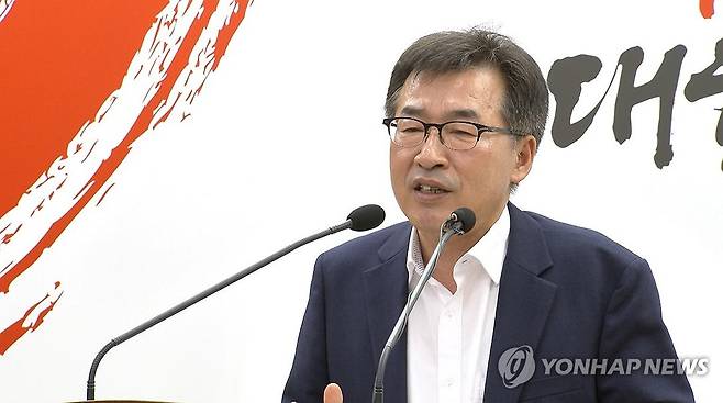 기후대응댐 후보지 충남도 입장 발표 (홍성=연합뉴스) 전형식 충남도 정무부지사가 31일 충남도청에서 기자회견을 열고 환경부의 기후대응댐 후보지 14곳에 청양 지천이 포함된 것과 관련해 도의 입장을 설명하고 있다. 2024.7.31 [충남도 제공. 재판매 및 DB 금지] soyun@yna.co.kr