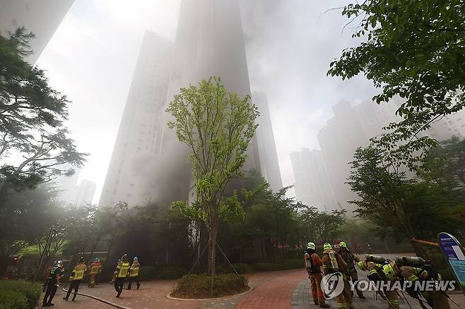 인천 아파트 지하 주차장 화재 (인천=연합뉴스) 임순석 기자 = 1일 오전 인천 서구 청라 한 아파트 지하 주차장 전기차에서 발화한 것으로 추정되는 화재가 발생해 연기가 치솟고 있다. 2024.8.1 soonseok02@yna.co.kr