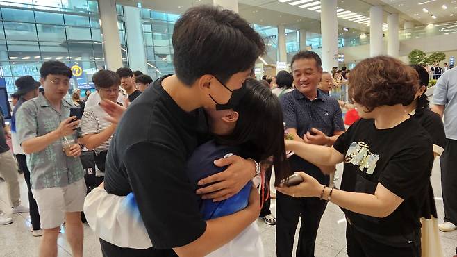 남편과 포옹하는 사격 은메달리스트 금지현 [촬영 설하은]