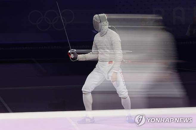 오상욱, 빛보다 빠르게 (파리=연합뉴스) 임화영 기자 = 31일(현지시간) 프랑스 파리 그랑 팔레에서 열린 2024 파리올림픽 펜싱 남자 사브르 단체 결승전에서 한국 오상욱이 헝가리 크리스티안 러브를 상대하고 있다. 2024.8.1 hwayoung7@yna.co.kr